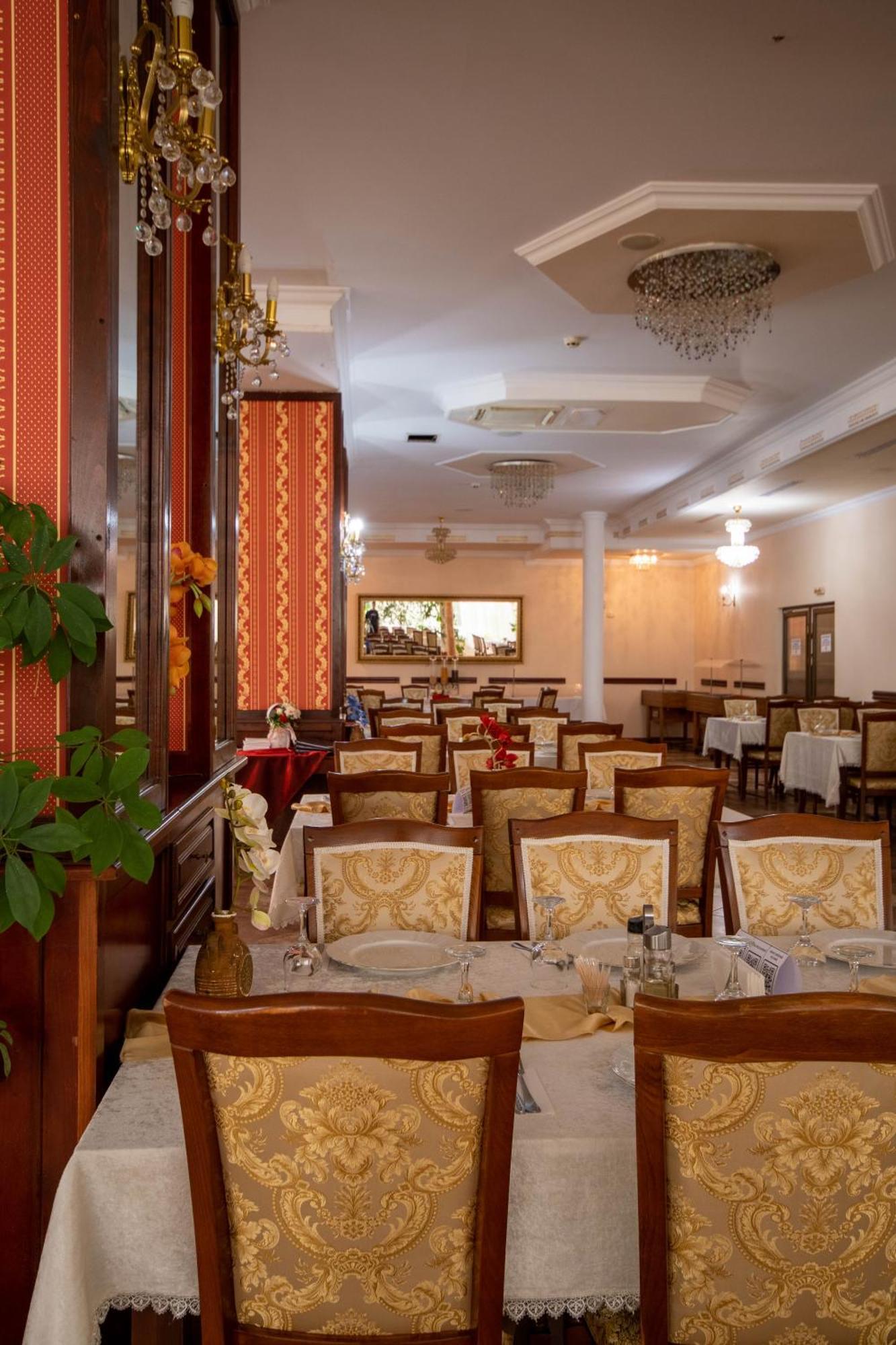 Hotel Coral Сату Маре Екстериор снимка