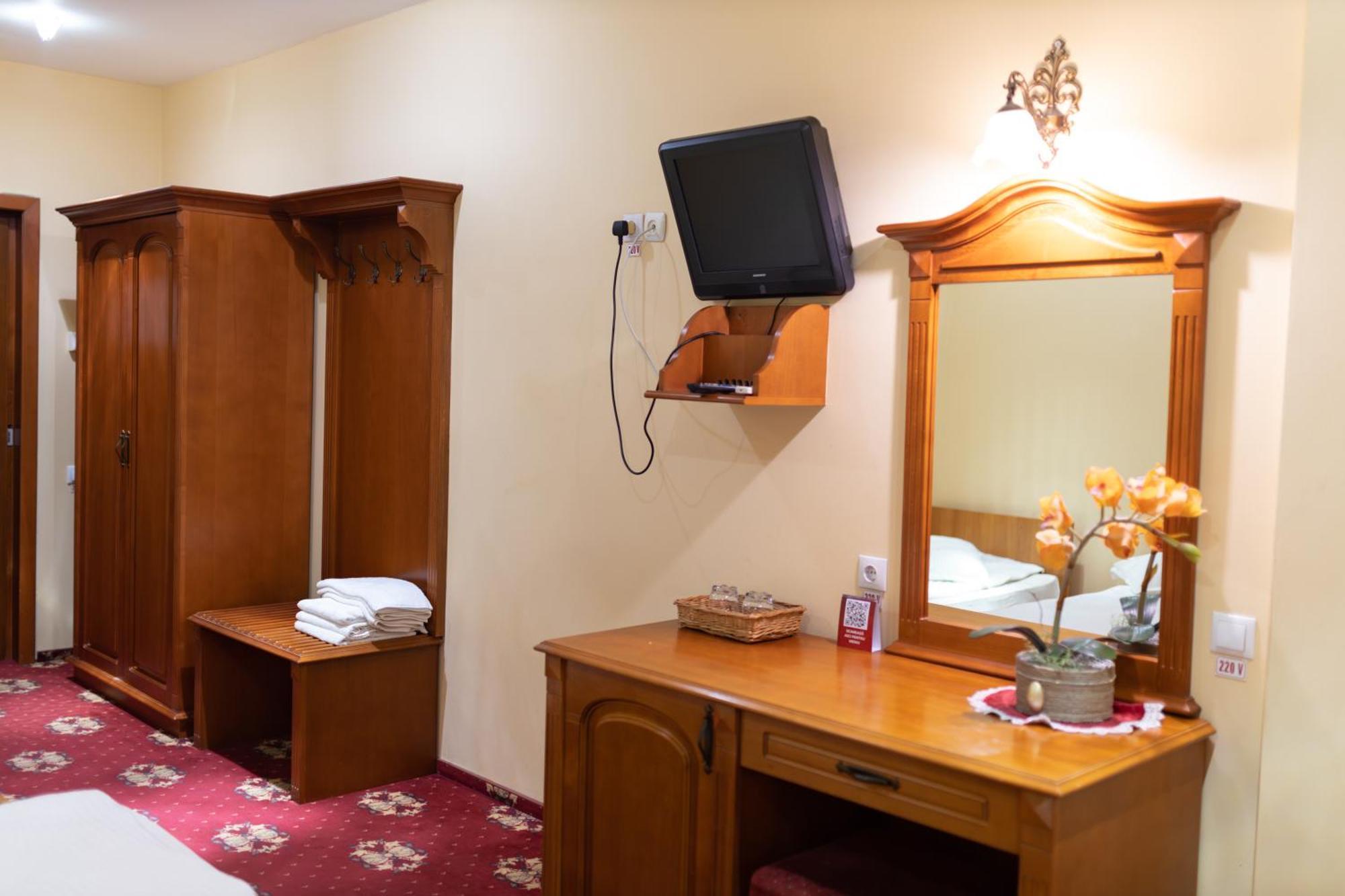 Hotel Coral Сату Маре Екстериор снимка