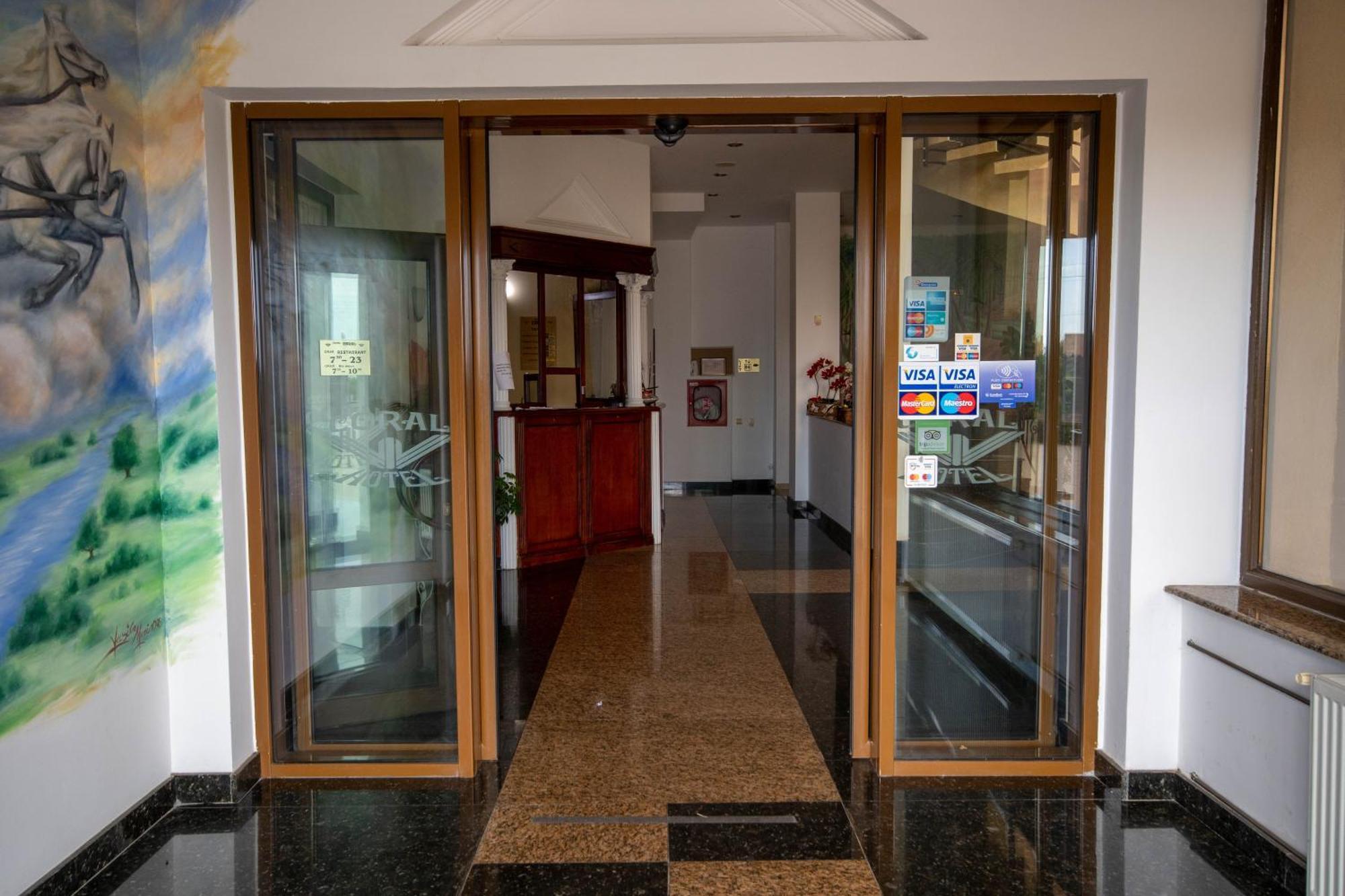Hotel Coral Сату Маре Екстериор снимка