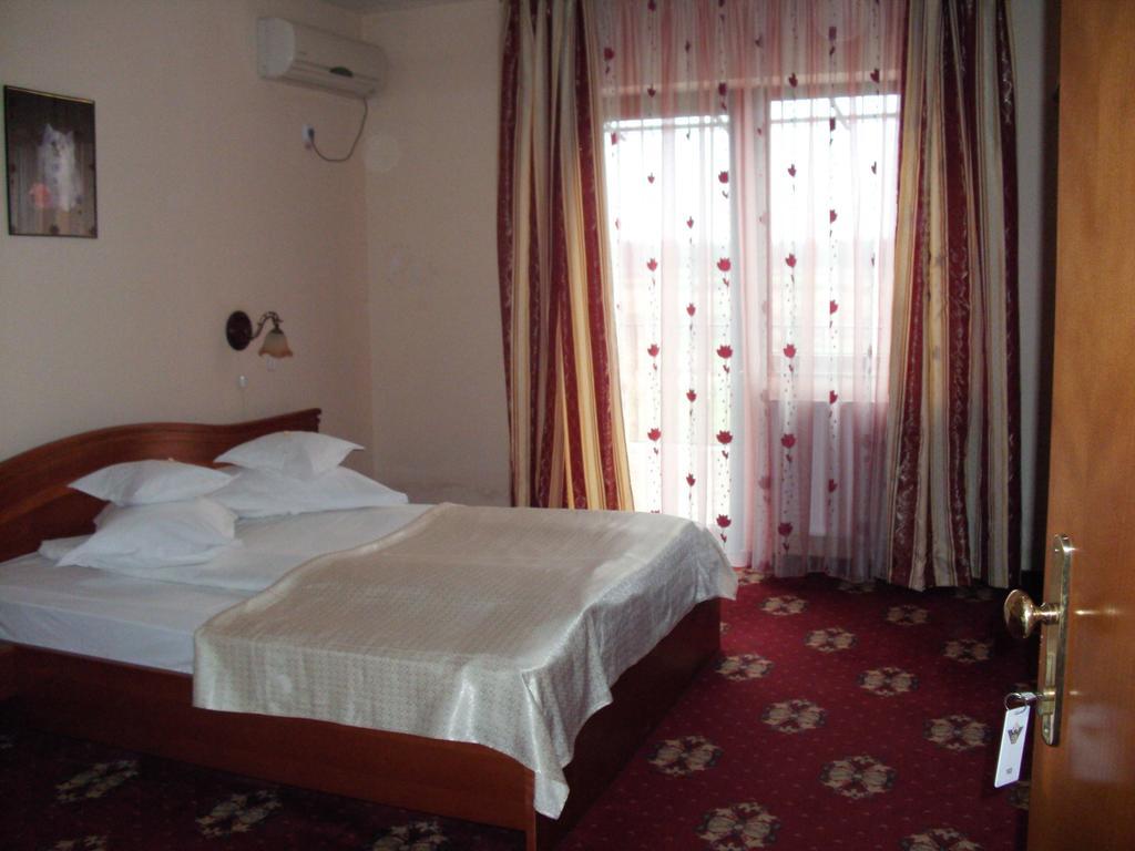 Hotel Coral Сату Маре Екстериор снимка